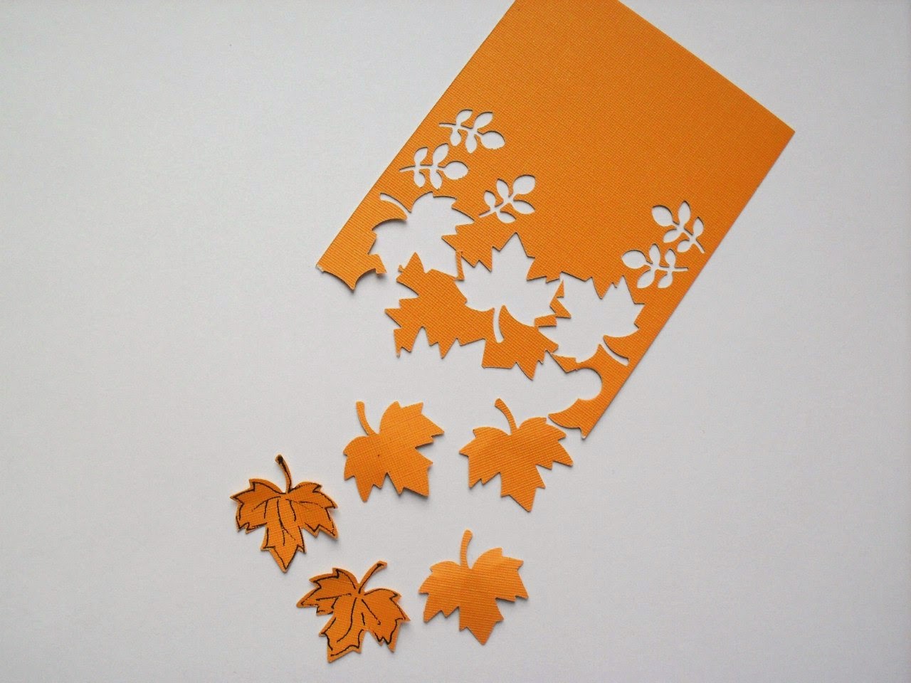 Красивые листья из бумаги