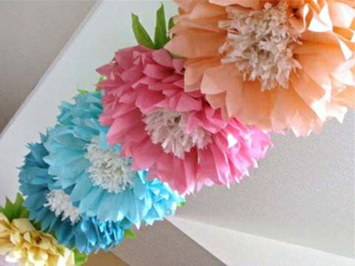Объёмные цветы из салфеток на стену
