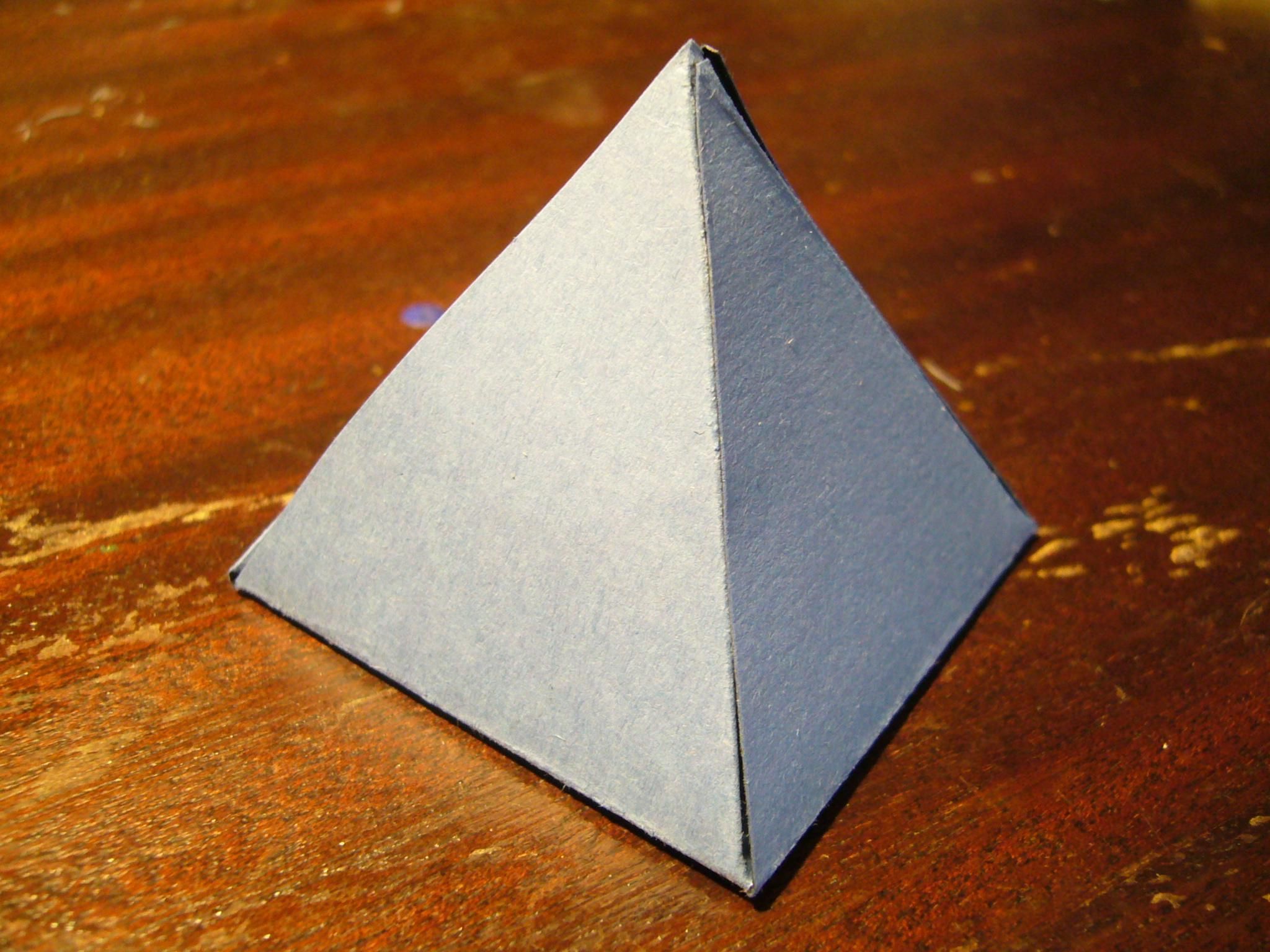 Пирамида из бумаги