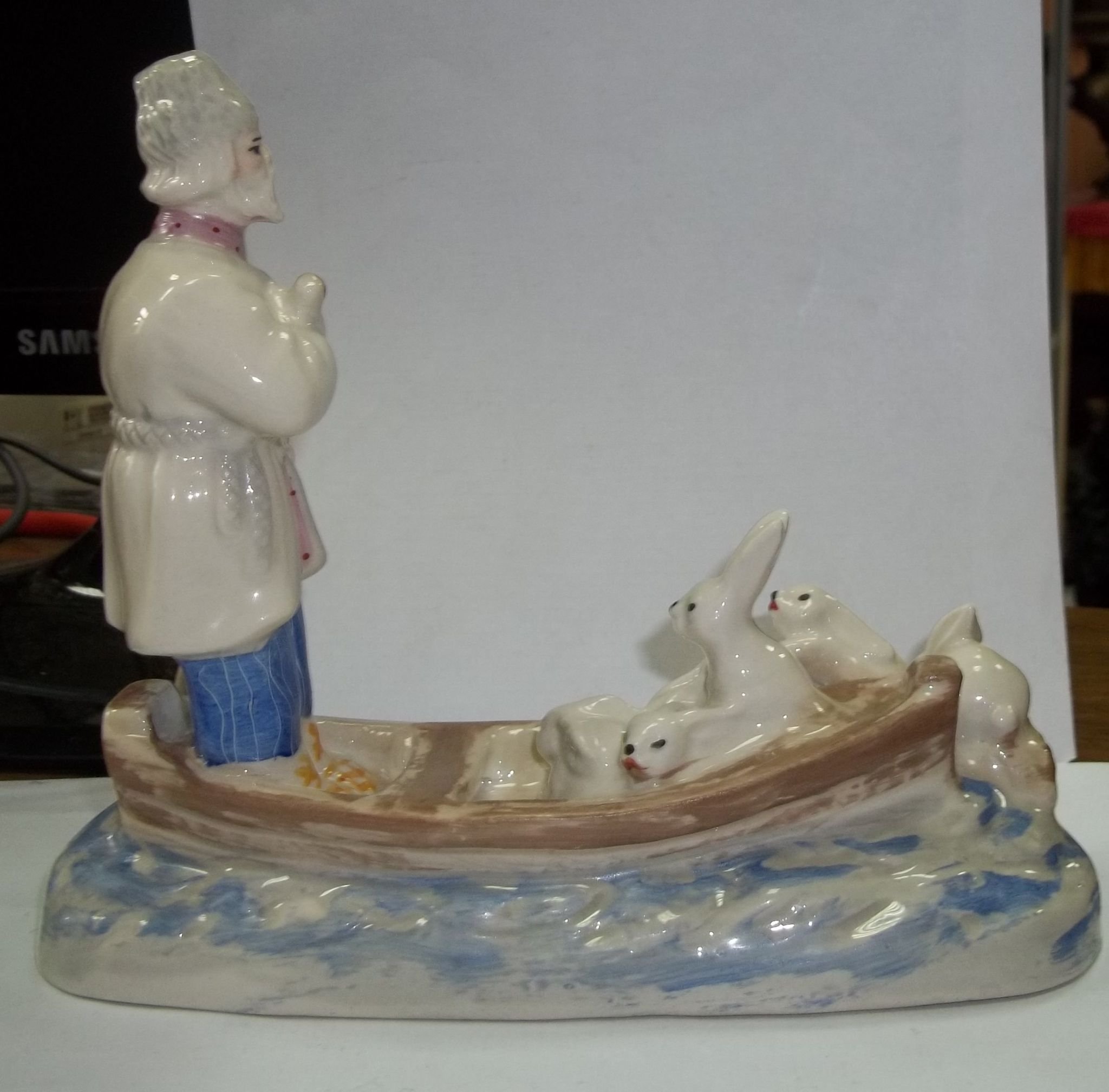 Дед Мазай и зайцы фарфоровая статуэтка
