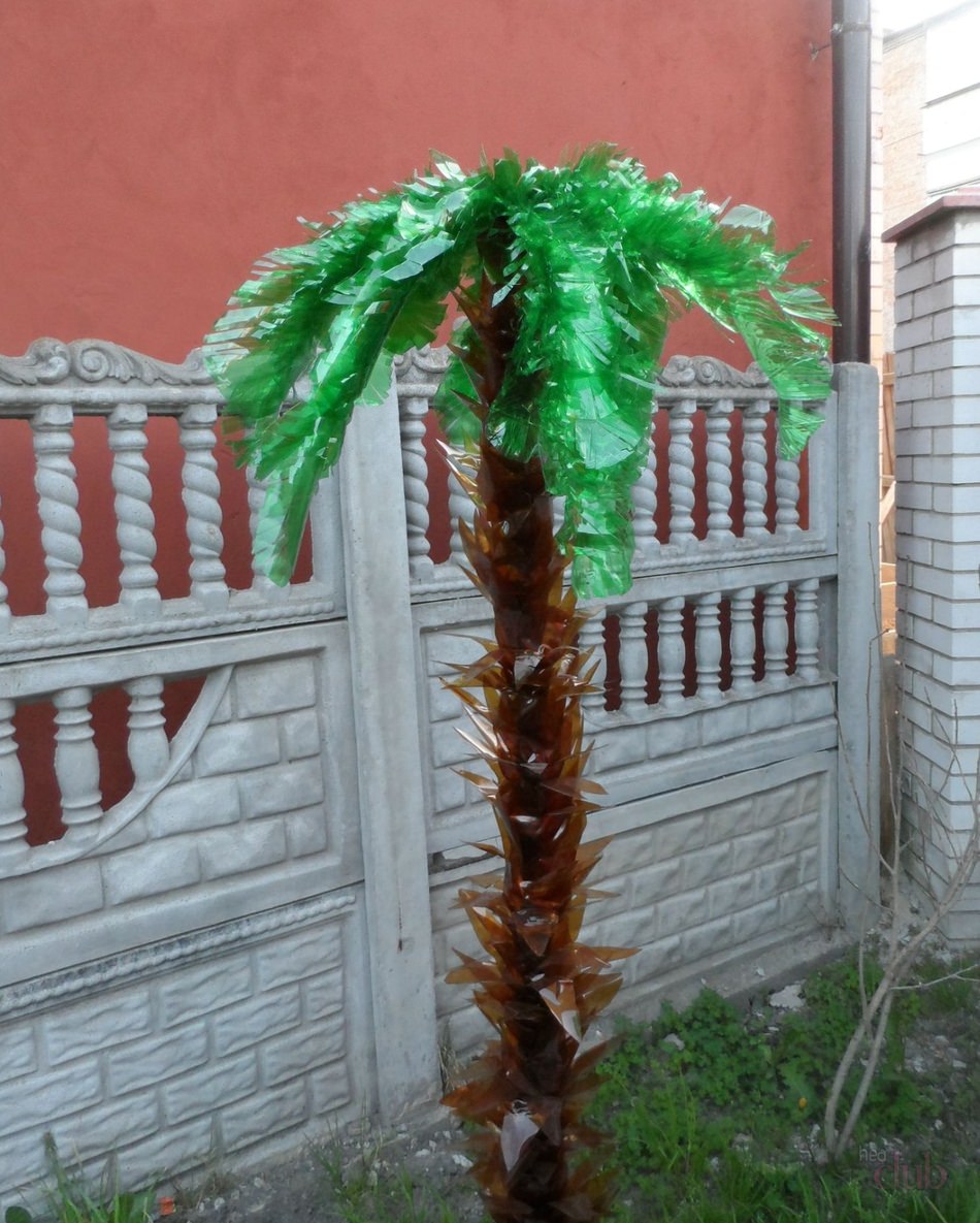 Самодельная пальма из полиэтиленовых бутылок