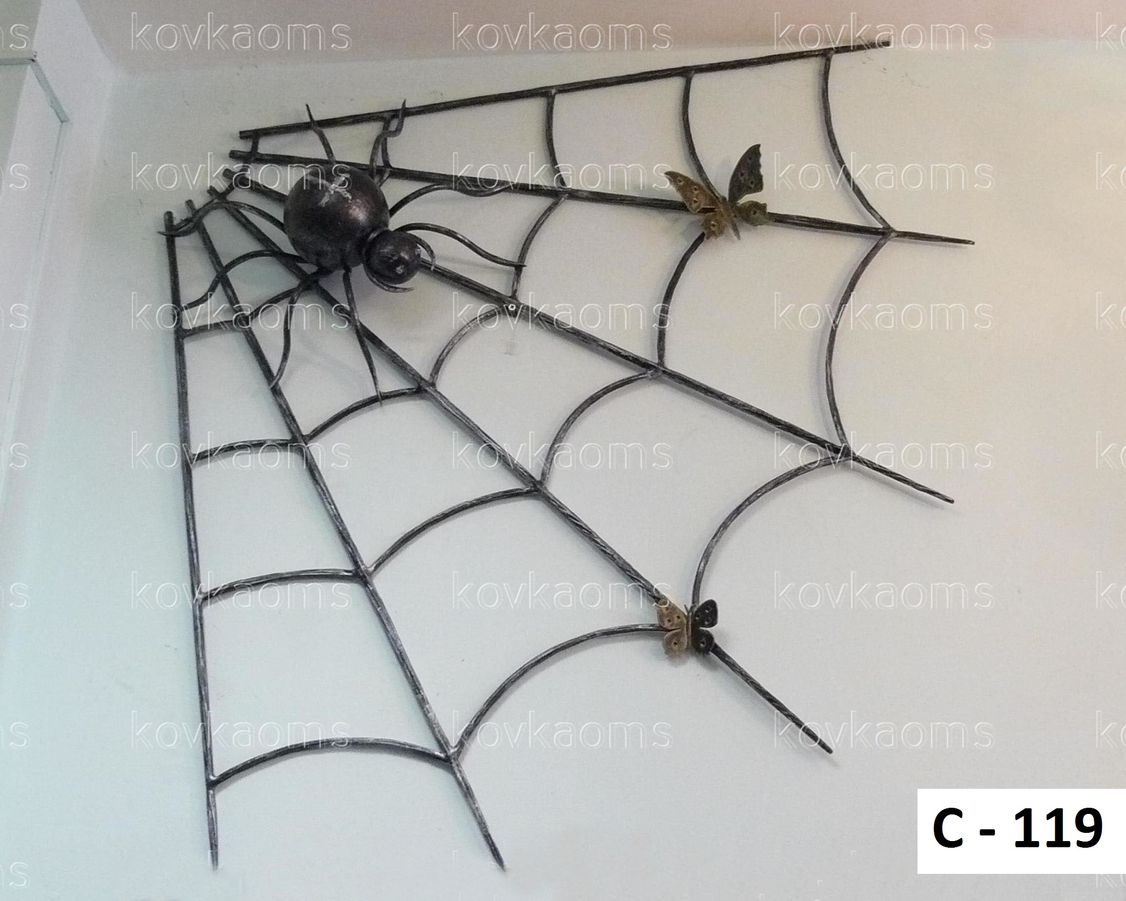 Кованый паук с паутиной