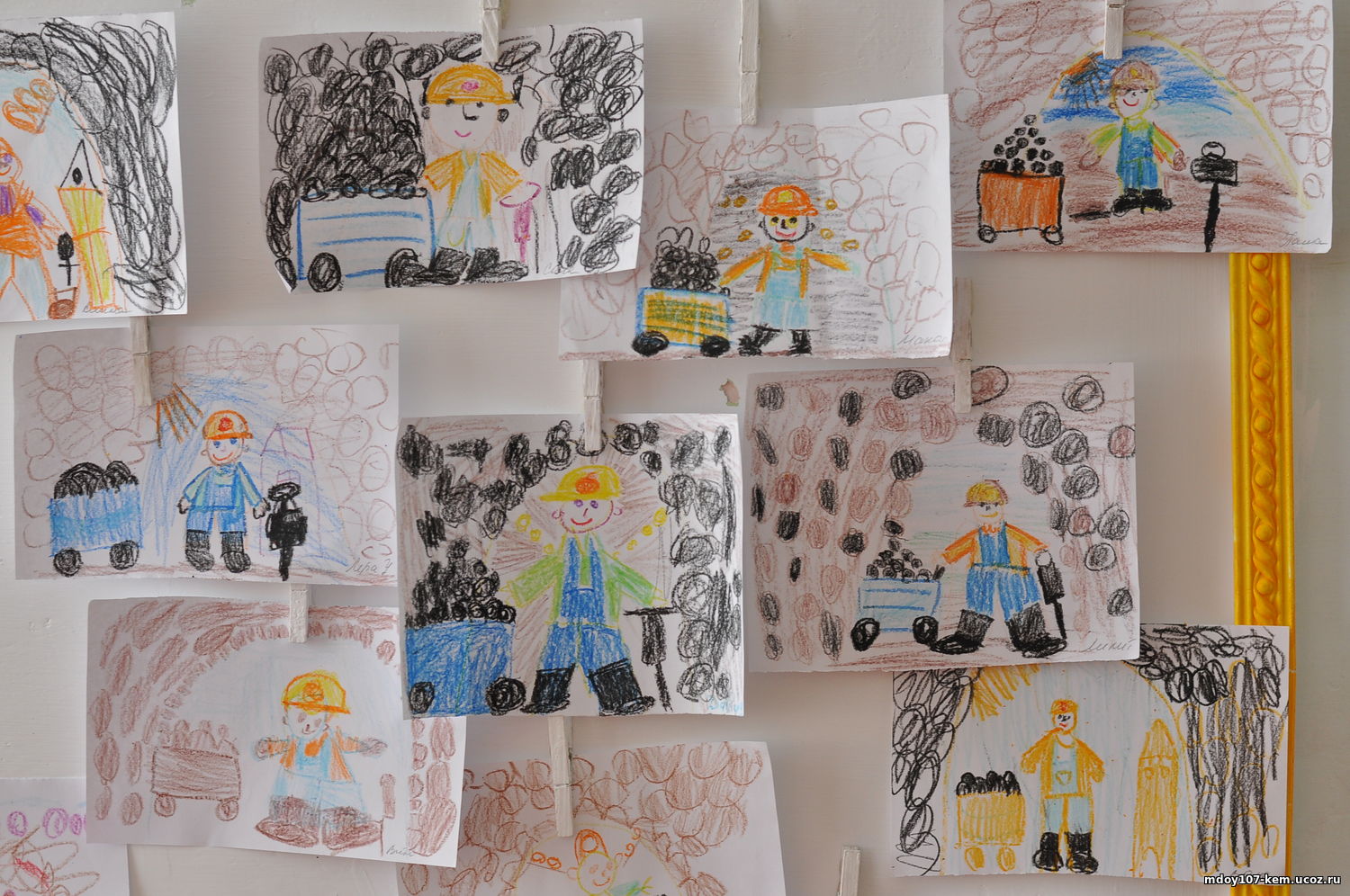 Выставка детских рисунков ко Дню Шахтера