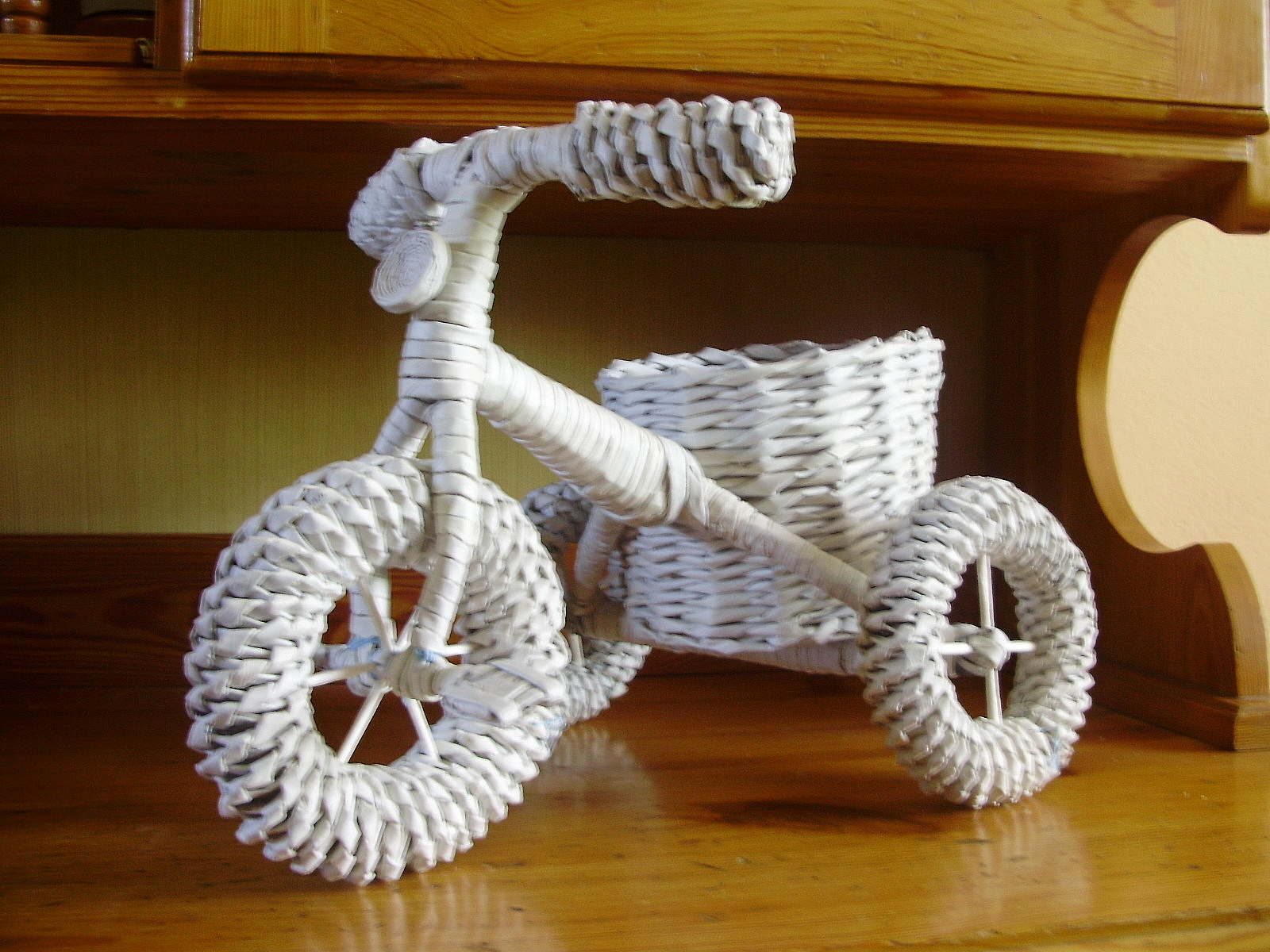 Велосипед кашпо из газетных трубочек