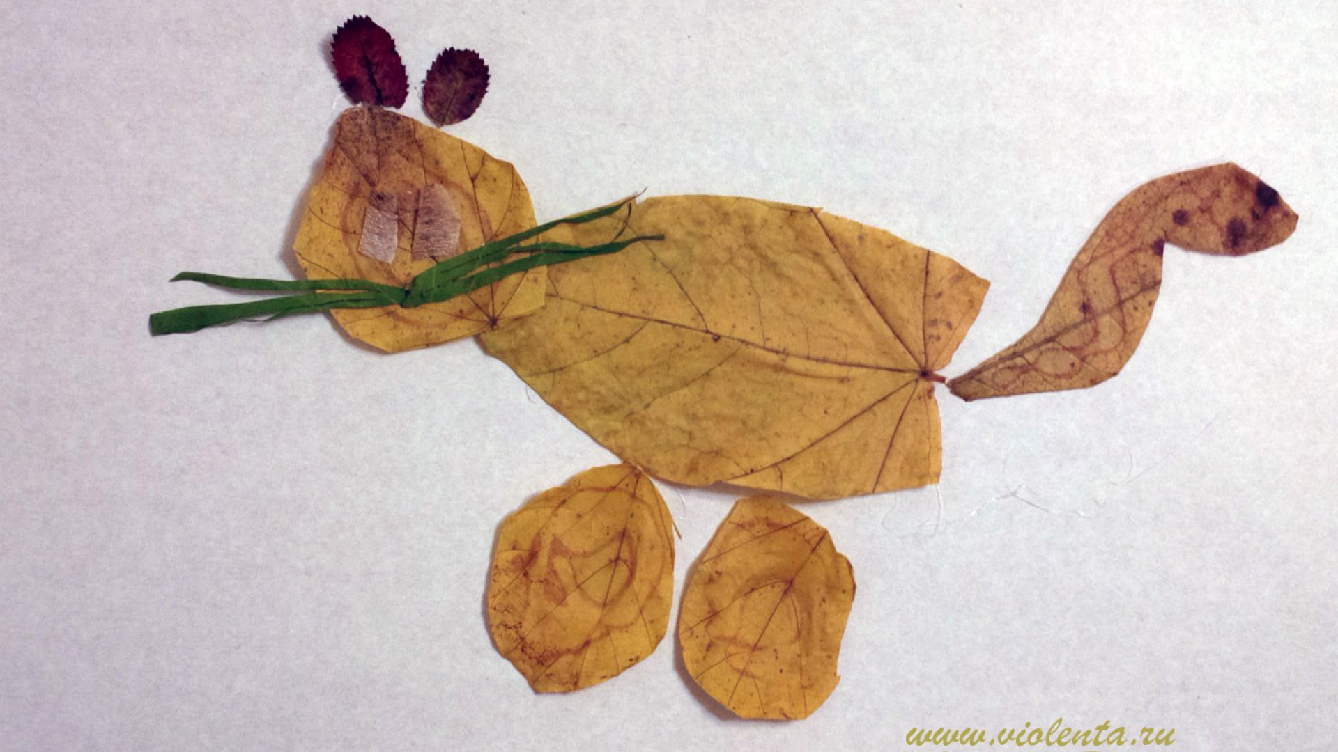 Зайчик из осенних листьев