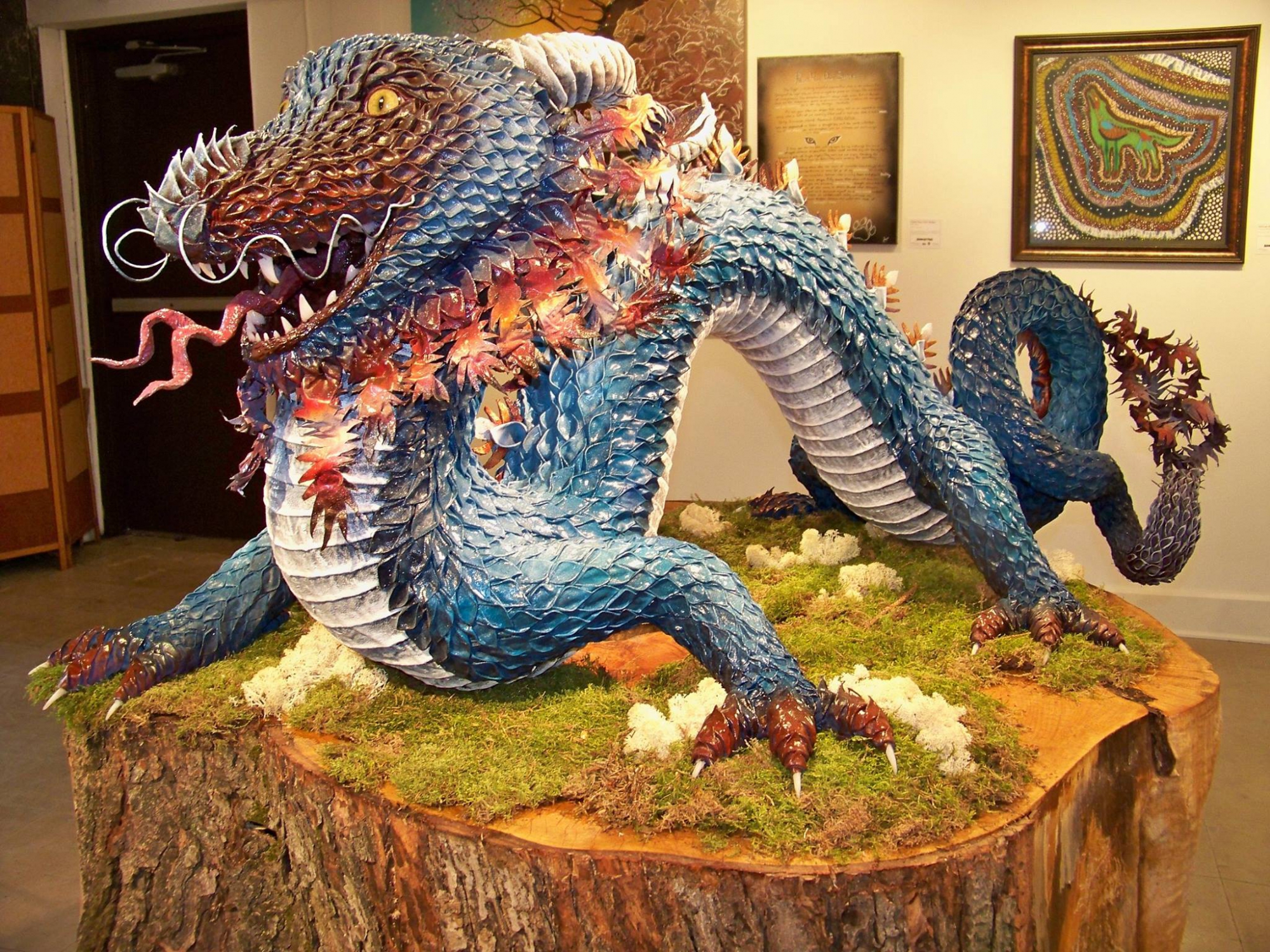 Скульптура дракон из папье-маше