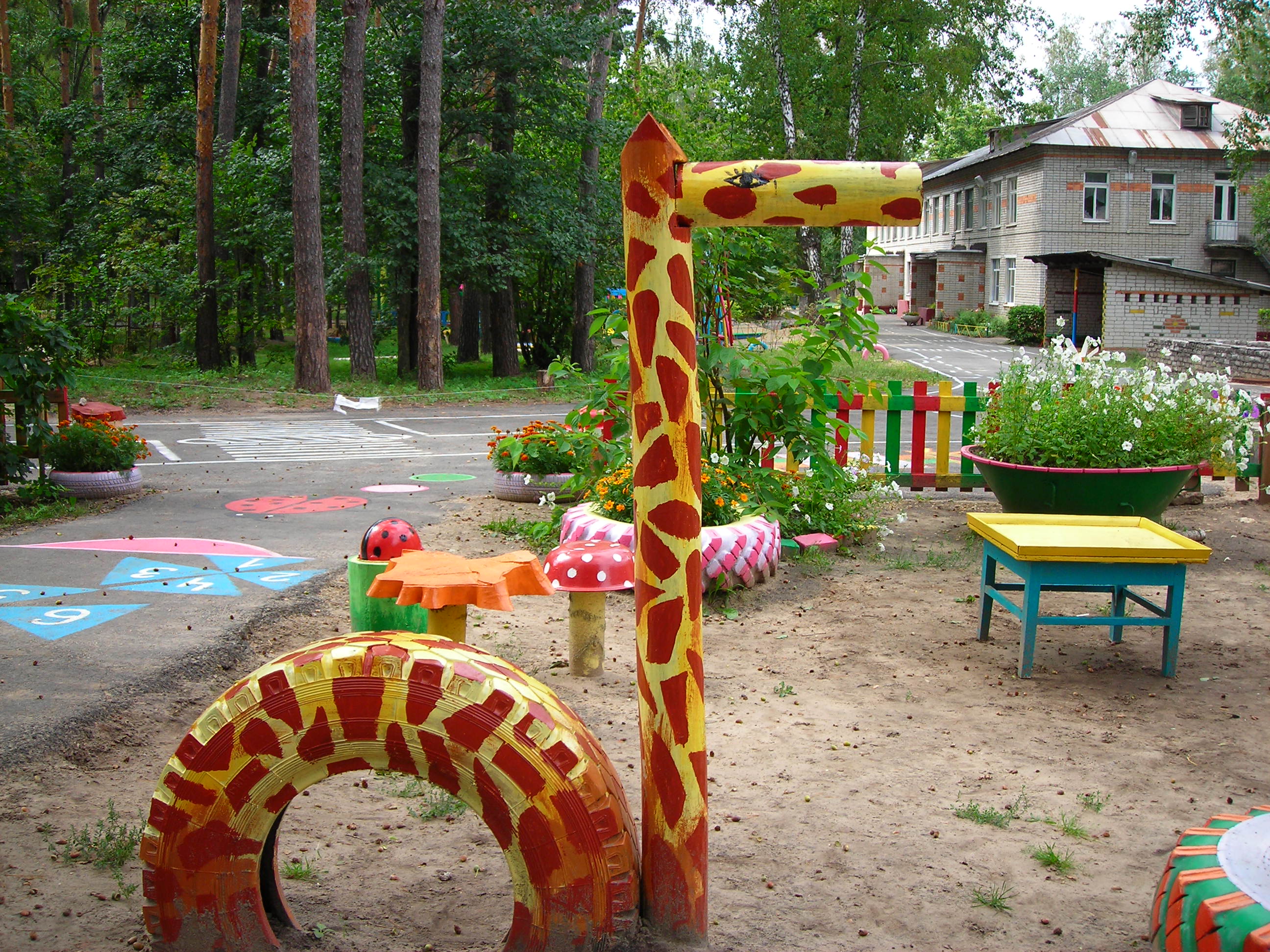 Декор детской площадки в детском саду