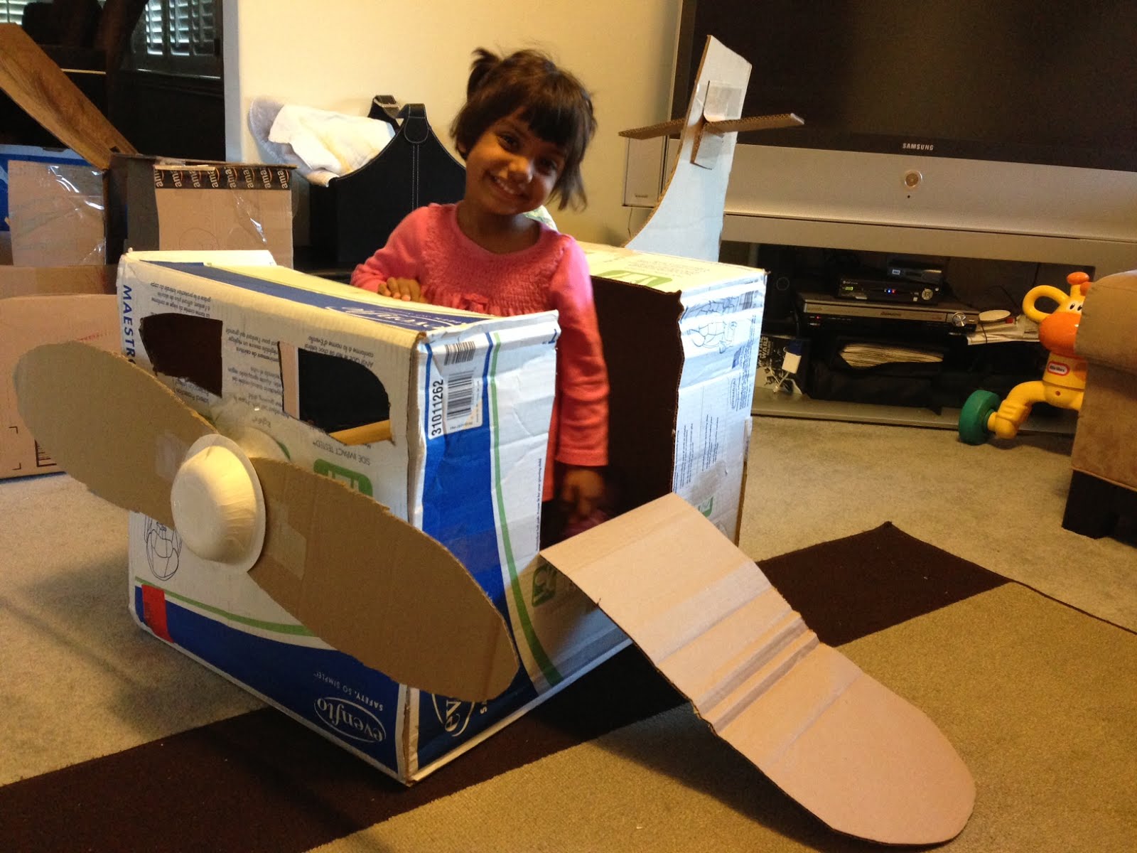 Самолет из картонных коробок для детей