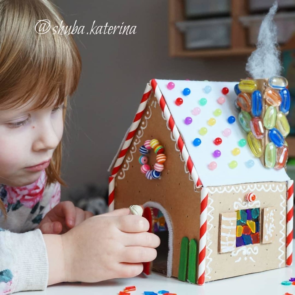 Новогодний картонный детский домик