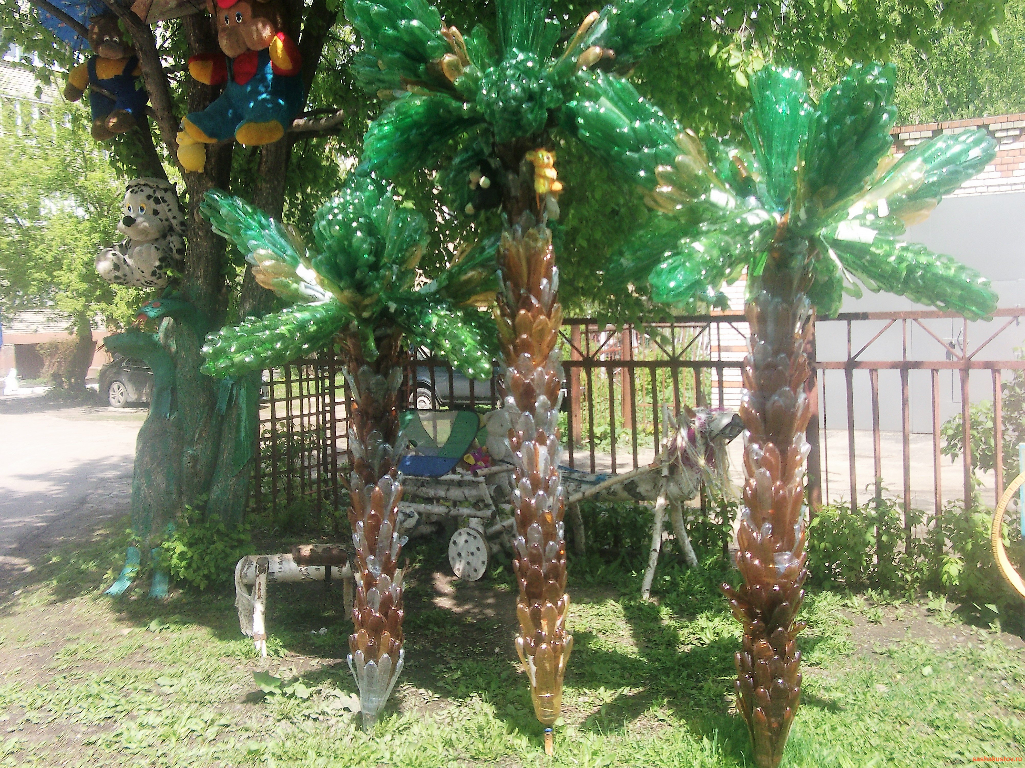 Пальма из пластика для двора