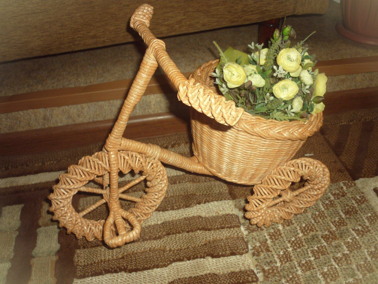 Плетеный велосипед из газетных трубочек