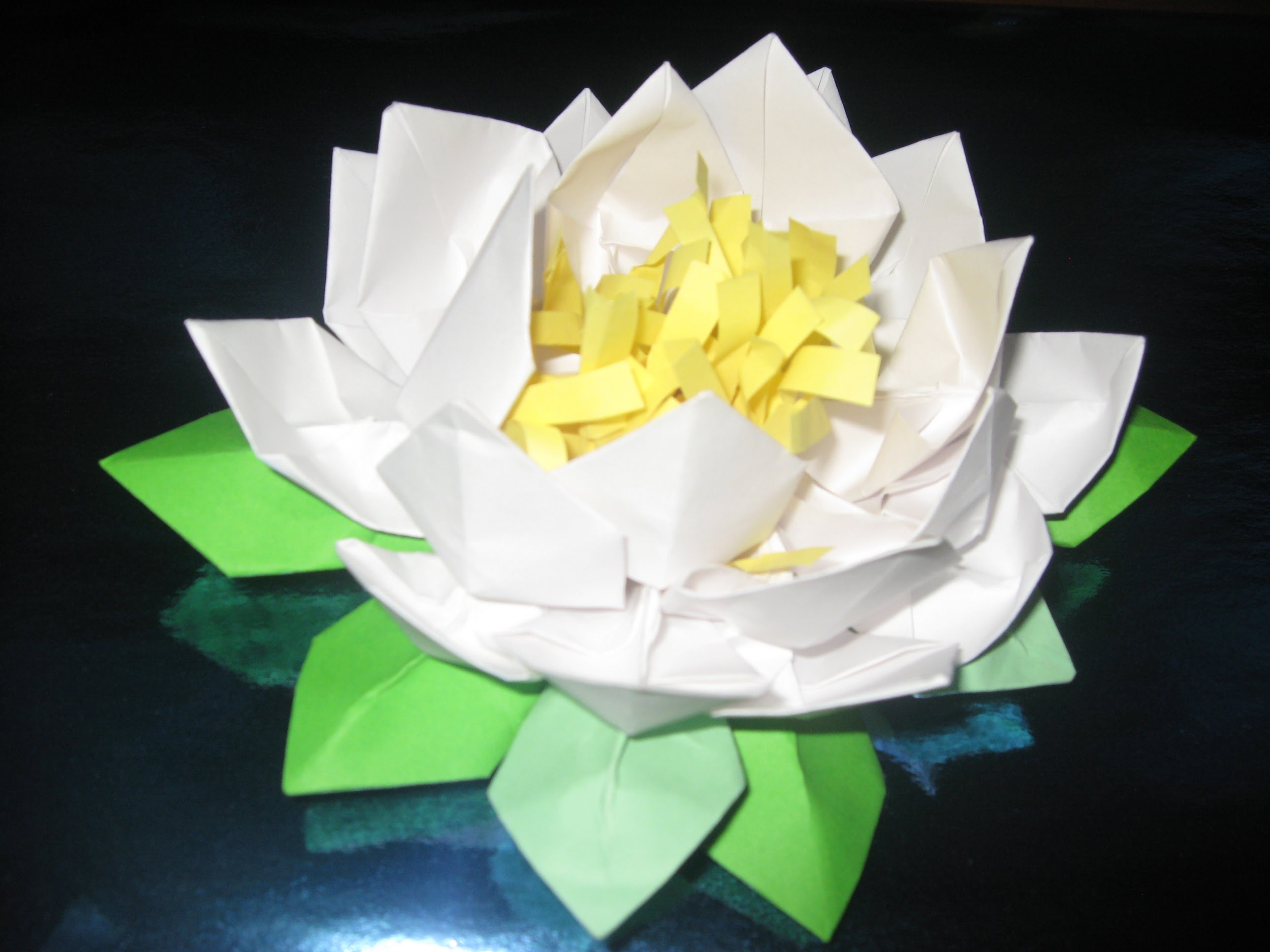 Как красиво сделать цветок лотос из салфеток