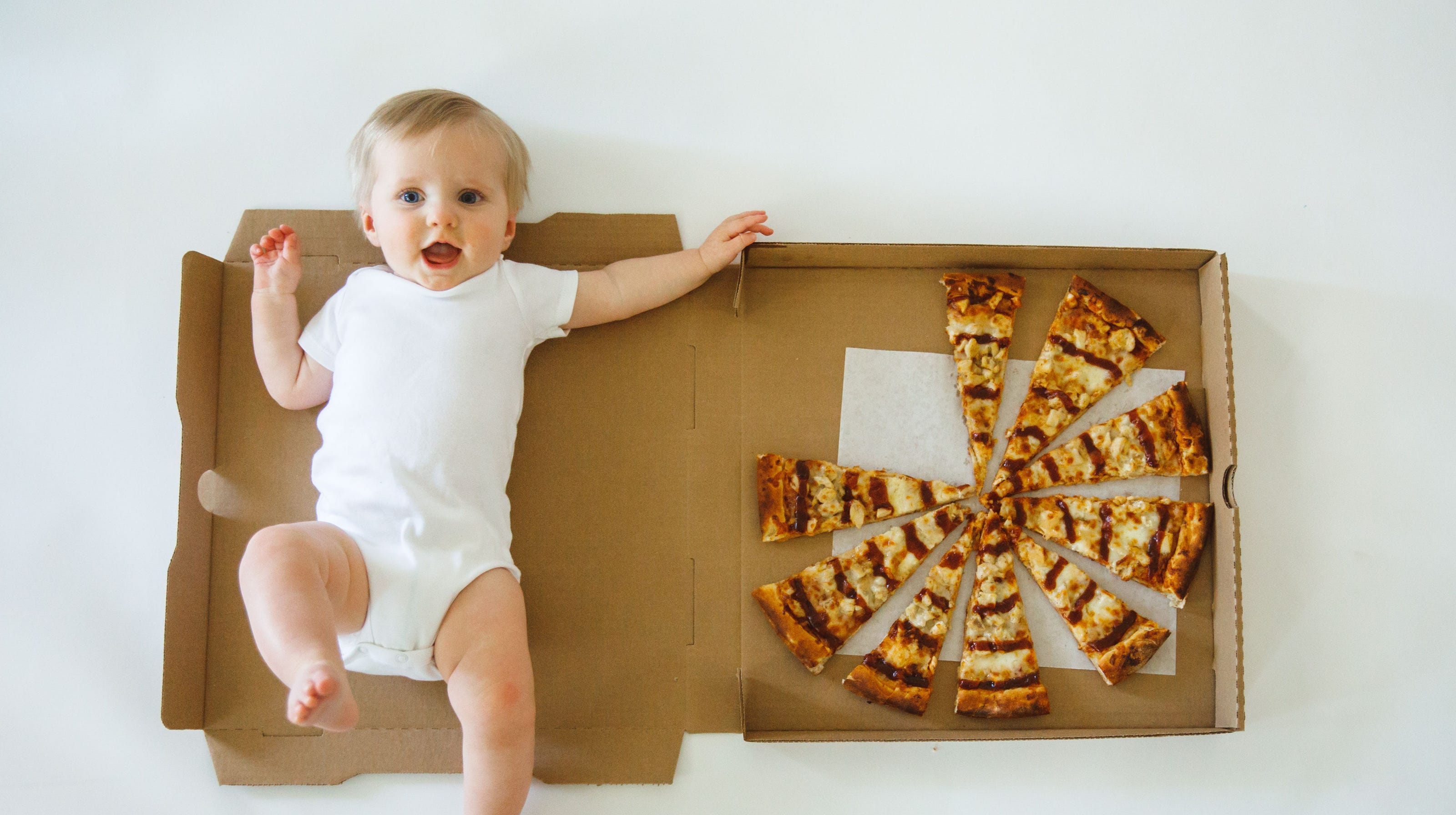 Фотосессия с пиццей новорожденного
