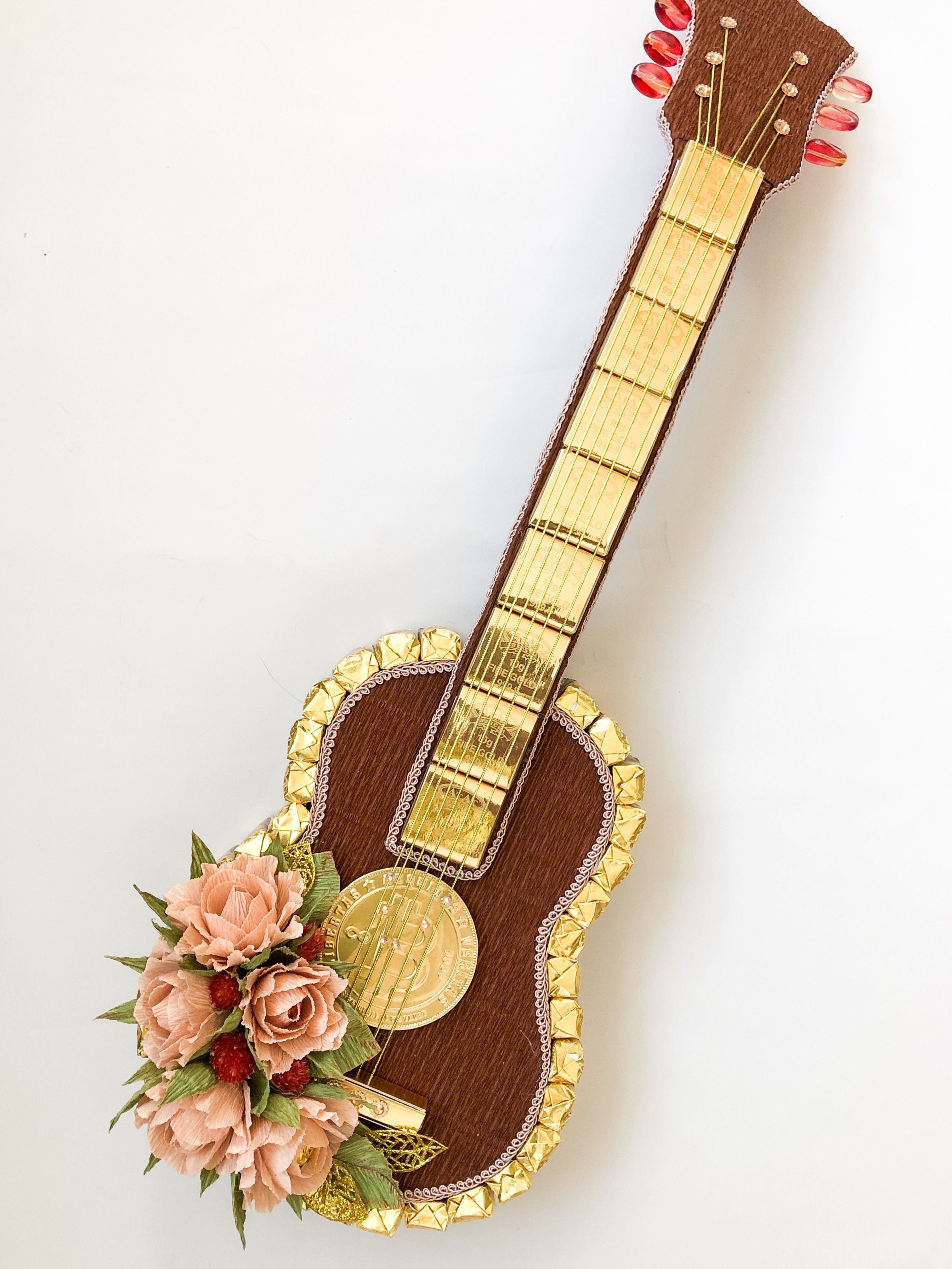 Подарок из конфет в виде гитары
