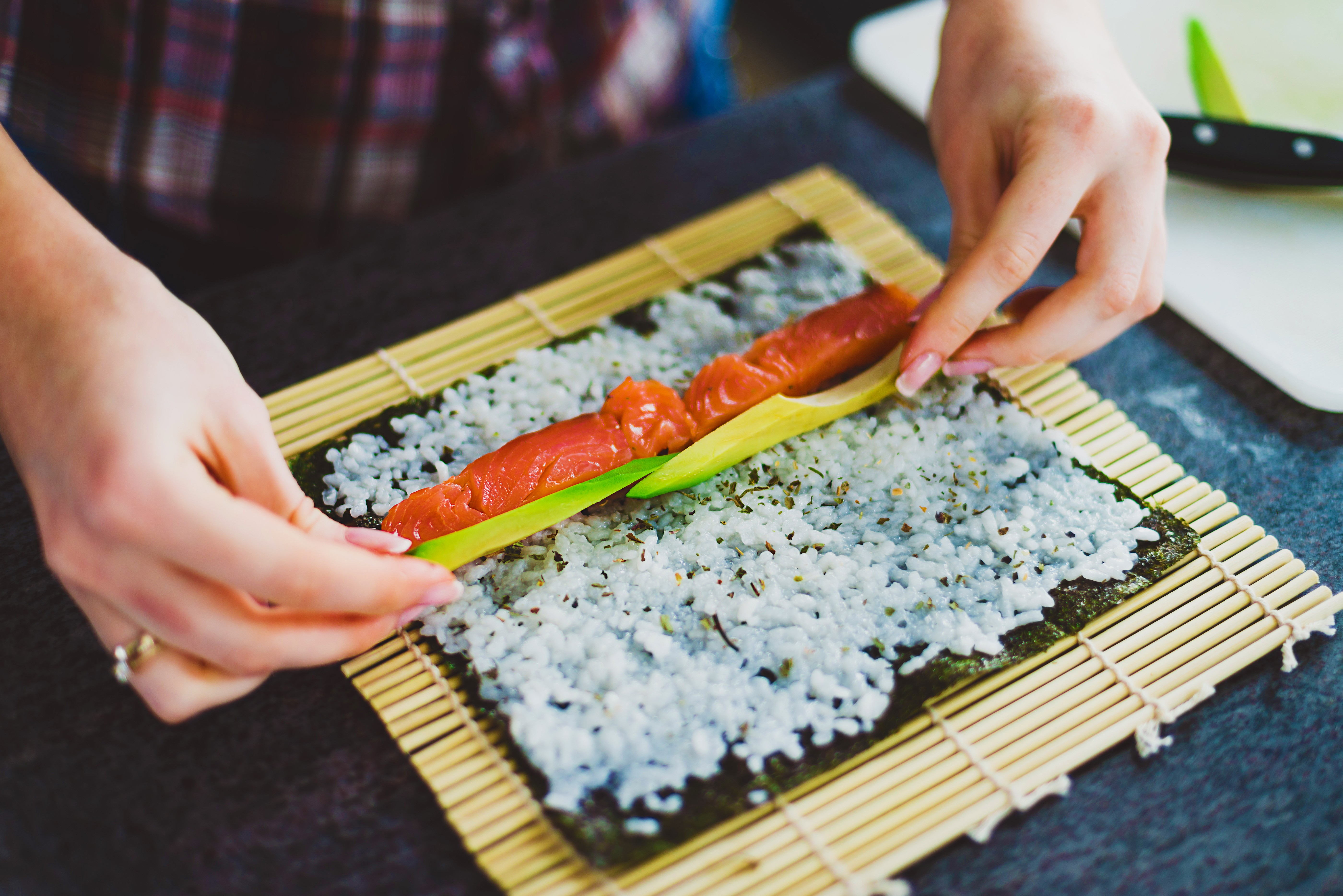 Как делать суши из набора для суши фото 57