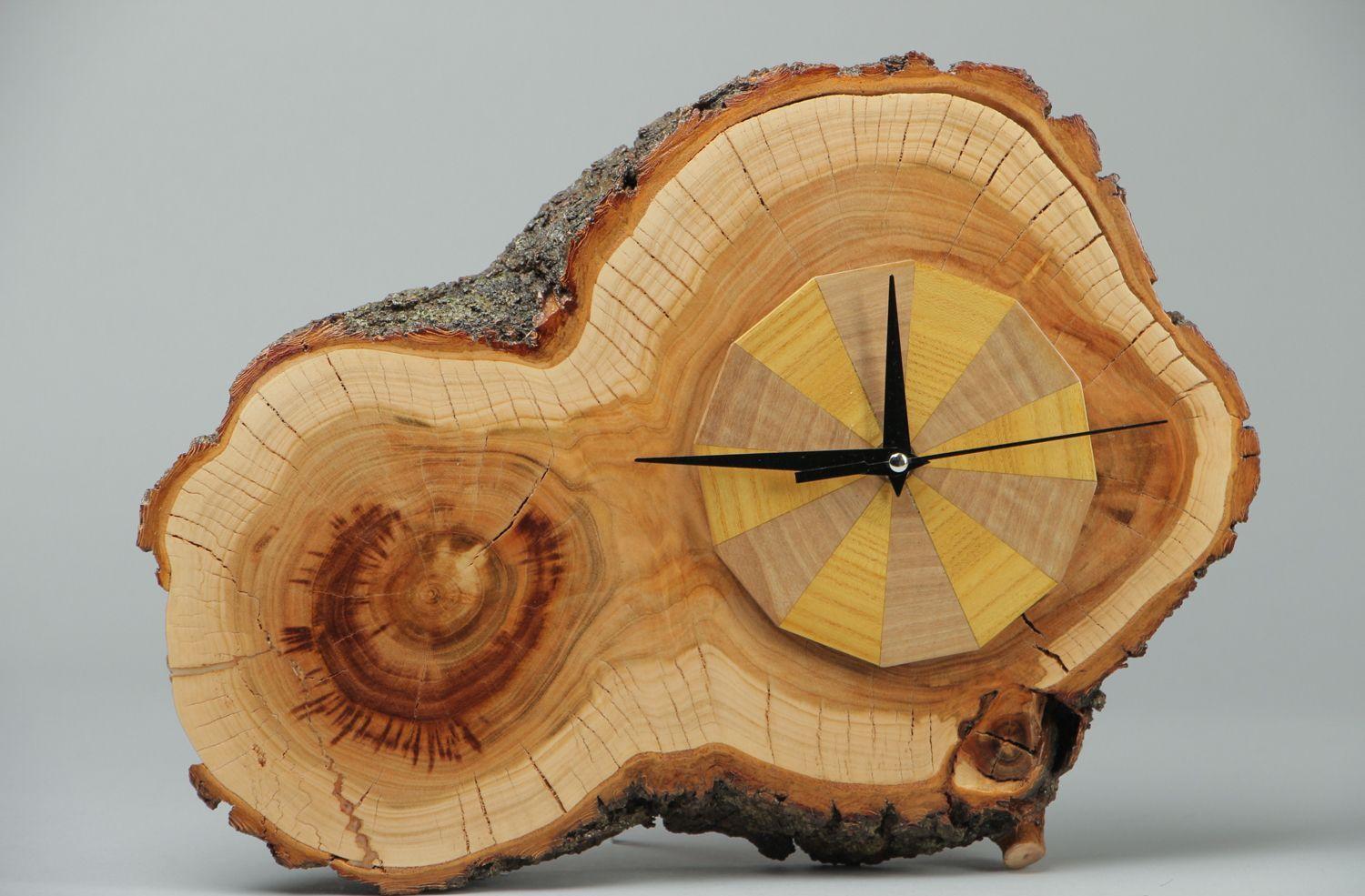 Часы из среза дерева настенные