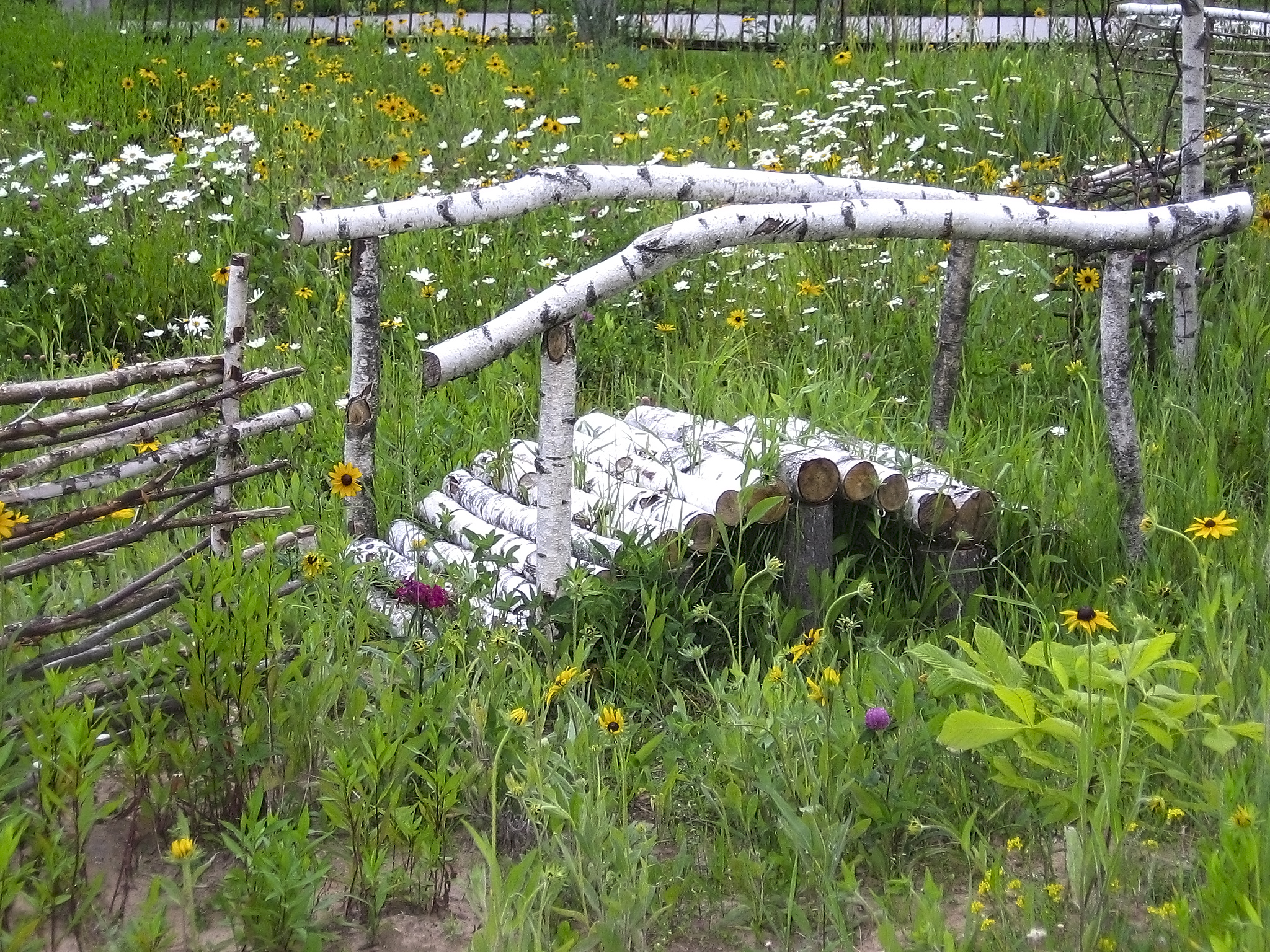 Декор в саду из бревен