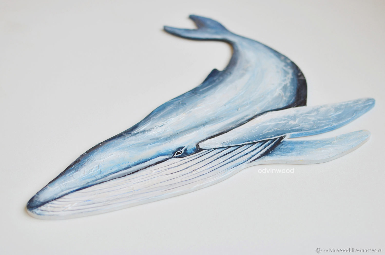 Синий кит из дерева