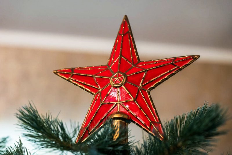 Красная пятиконечная звезда на елке