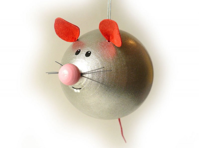 Мышка из елочного шара