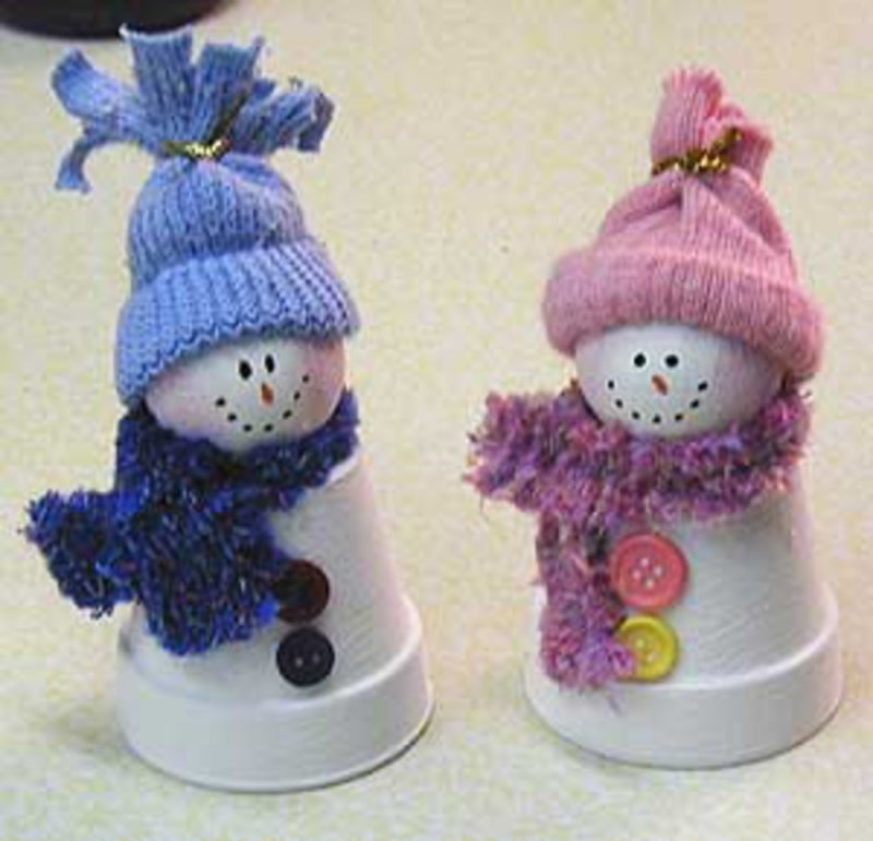 Новогодняя игрушка Снеговик из пластиковых стаканчиков
