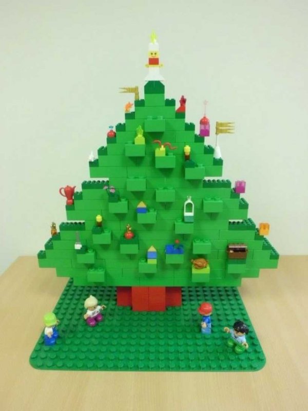 Новогодняя ёлка из LEGO Duplo