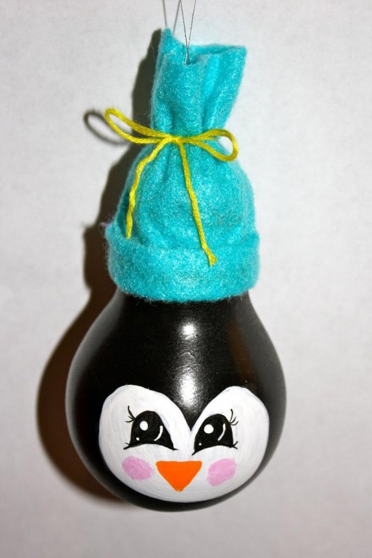 Новогодняя игрушка из лампочки Пингвин