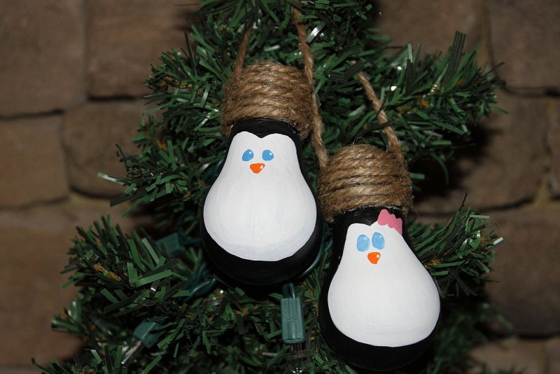 Новогодняя игрушка из лампочки Пингвин