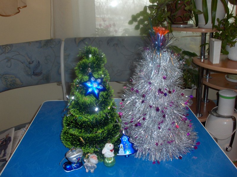 Новогодние елки из разных материалов