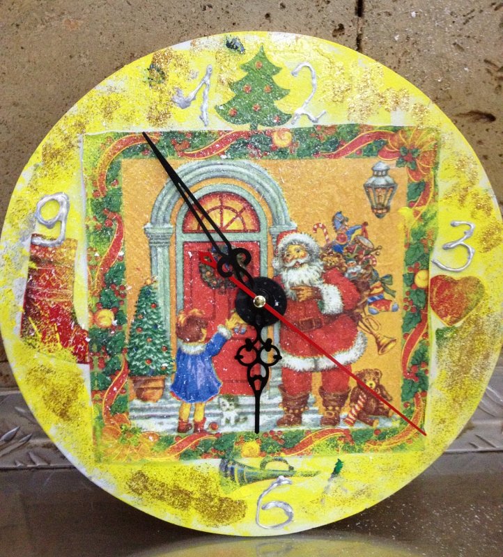 Часы новогодние из сладостей со свисающими полочками