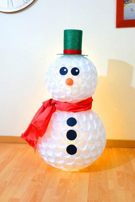 Снеговик из пластиковых