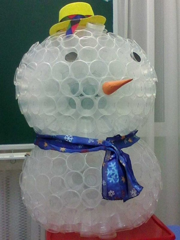 Снеговик из пластиковых стаканчи