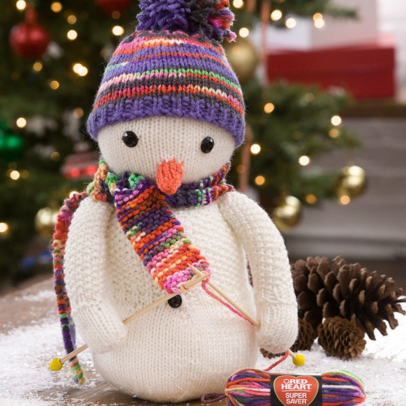 Снеговик в вязаной шапке