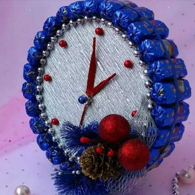 Новогодние часы из конфет