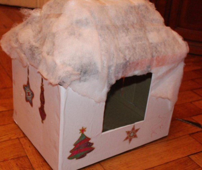 Зимний домик из картонной коробки