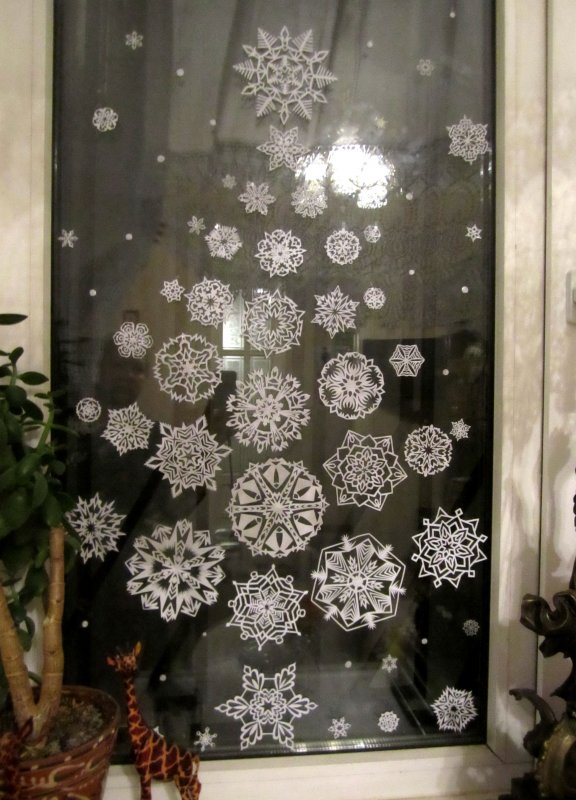 Декор на окнах со снежинками