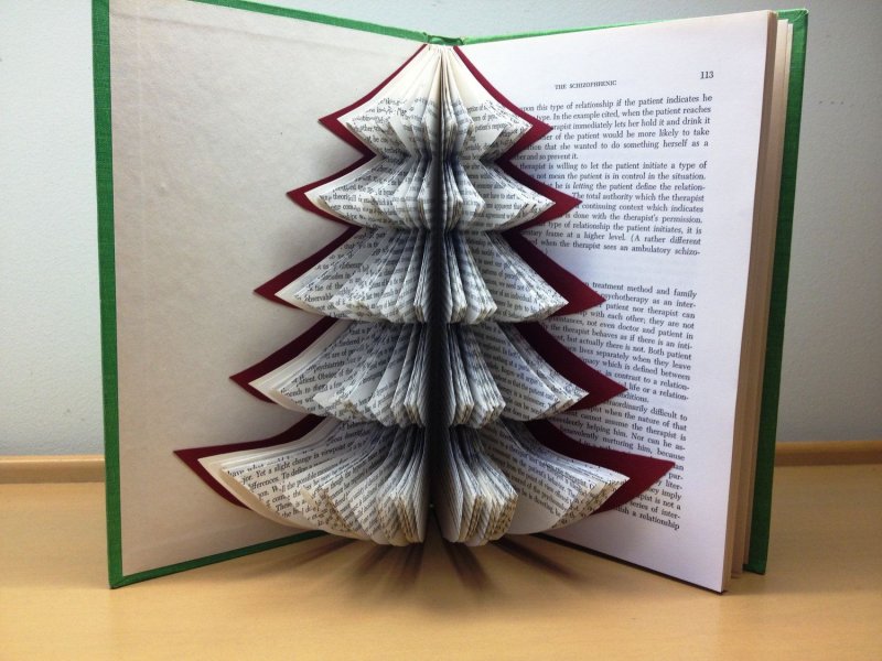 Креативные елки из книг