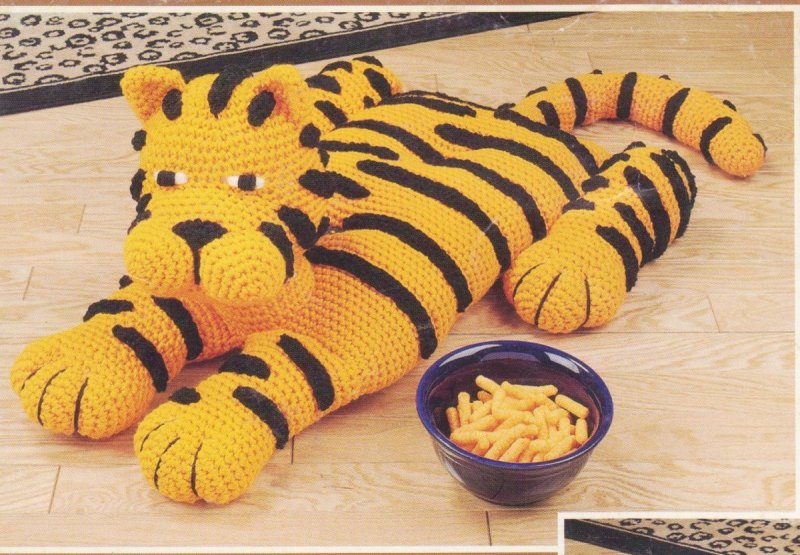 Вязаные подушки тигрята