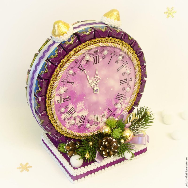 Подарок часы домик из конфет