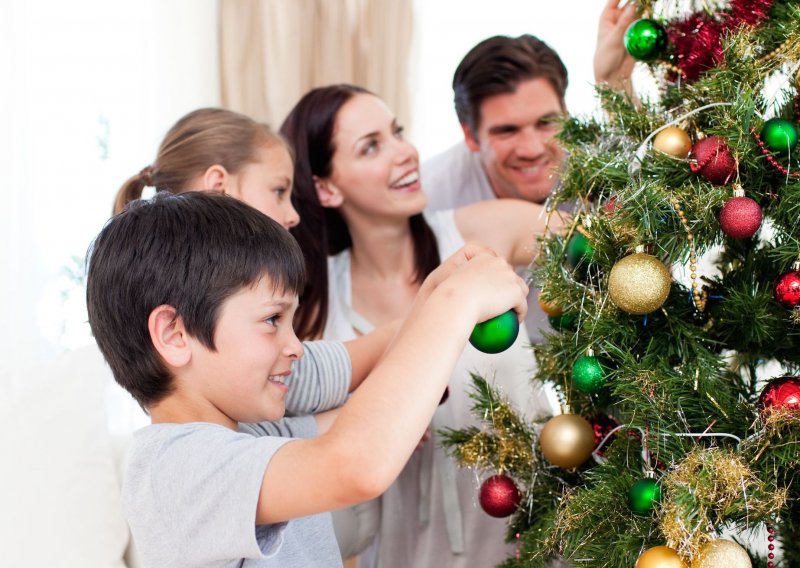 Наряжать елку всей семьей