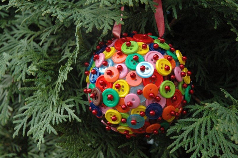 Новогодняя елка из нетрадиционных материалов