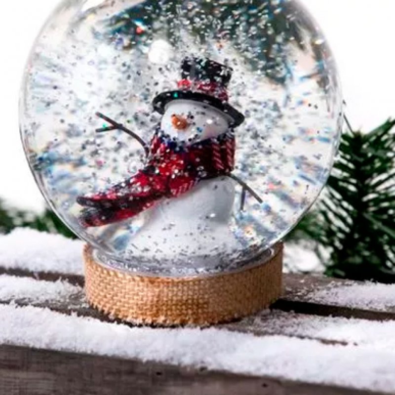 Стеклянный шар со снеговиком
