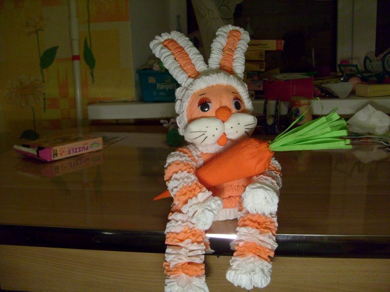 Заяц на морковке поделка