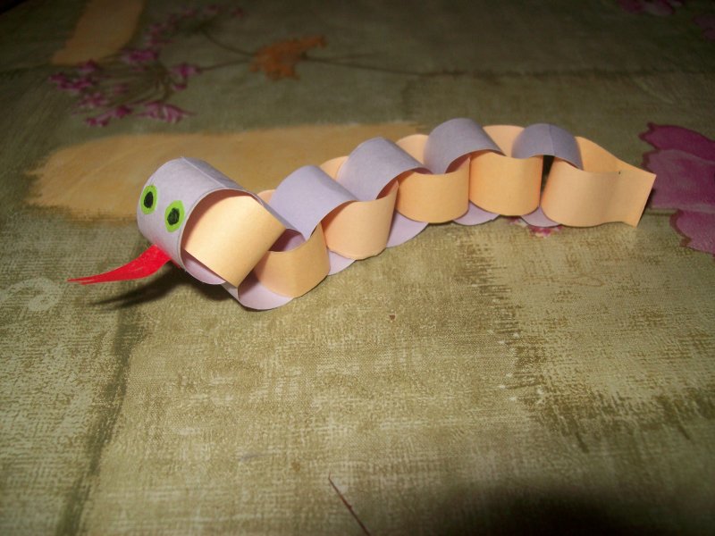 Ажурная змея из бумаги