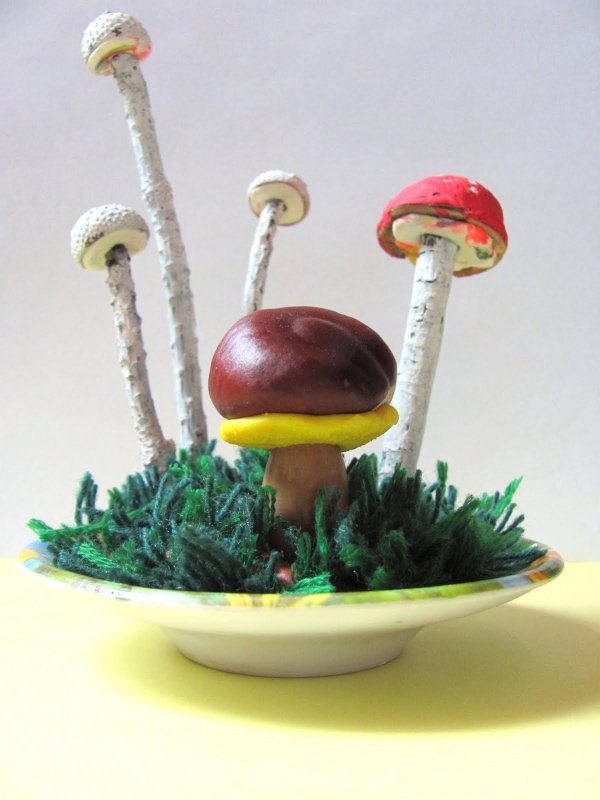Корзинка с грибами под едкой