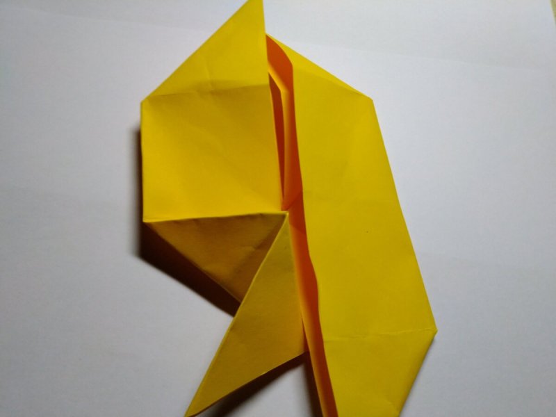 Рыбка оригами желтая с черной полосой