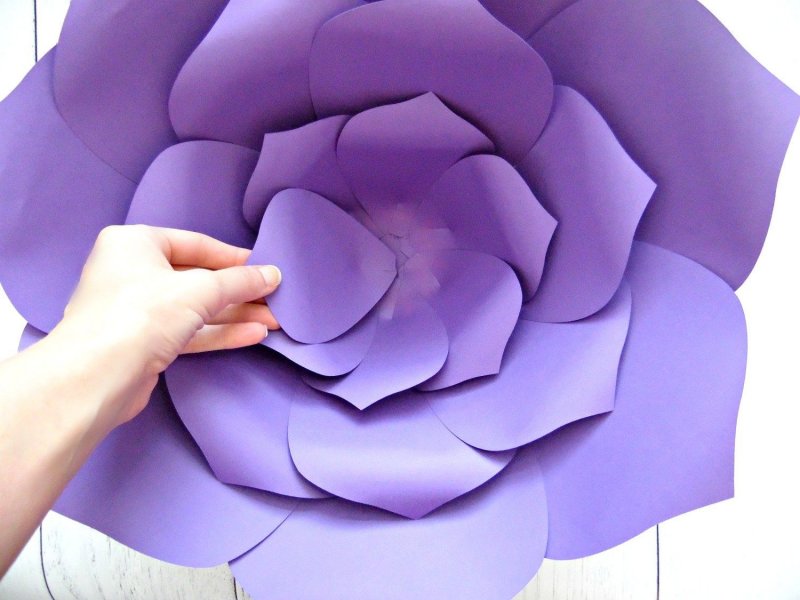 Большой цветок из бумаги