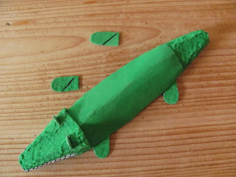 Крокодил из полосок цветной бумаги