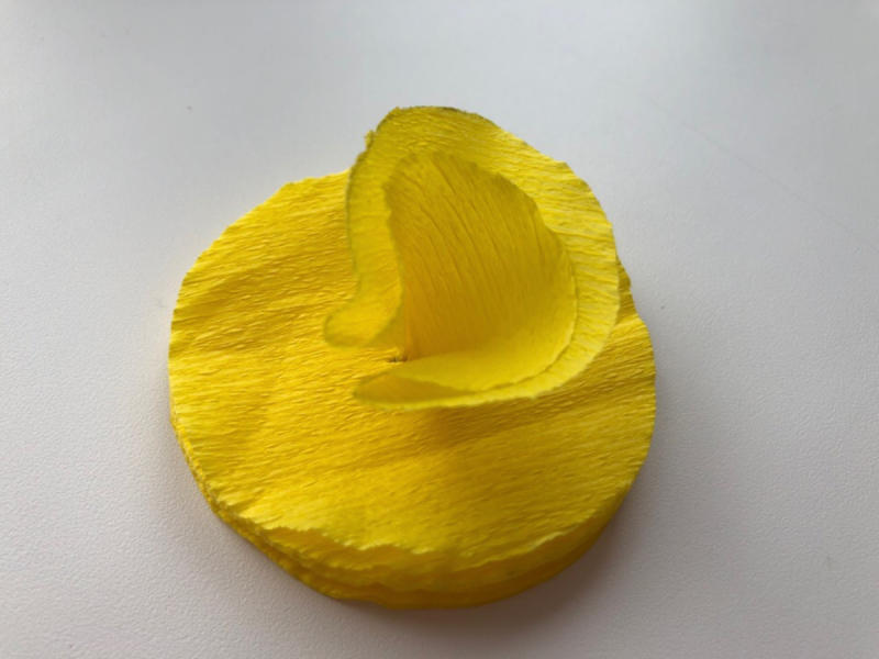 Желтые цветы из гофрированной бумаги