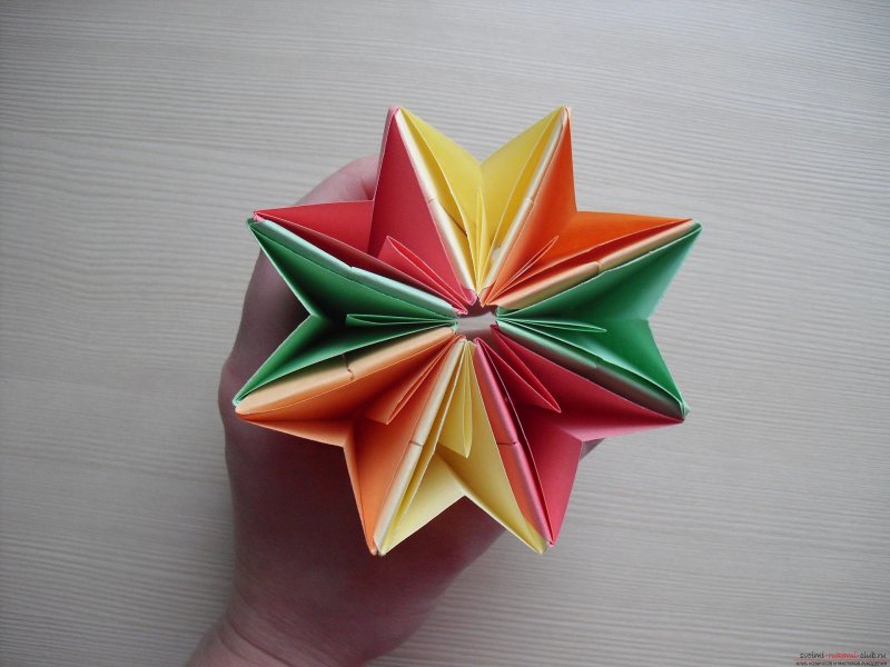 Спасатель оригами из уголков из бумаги
